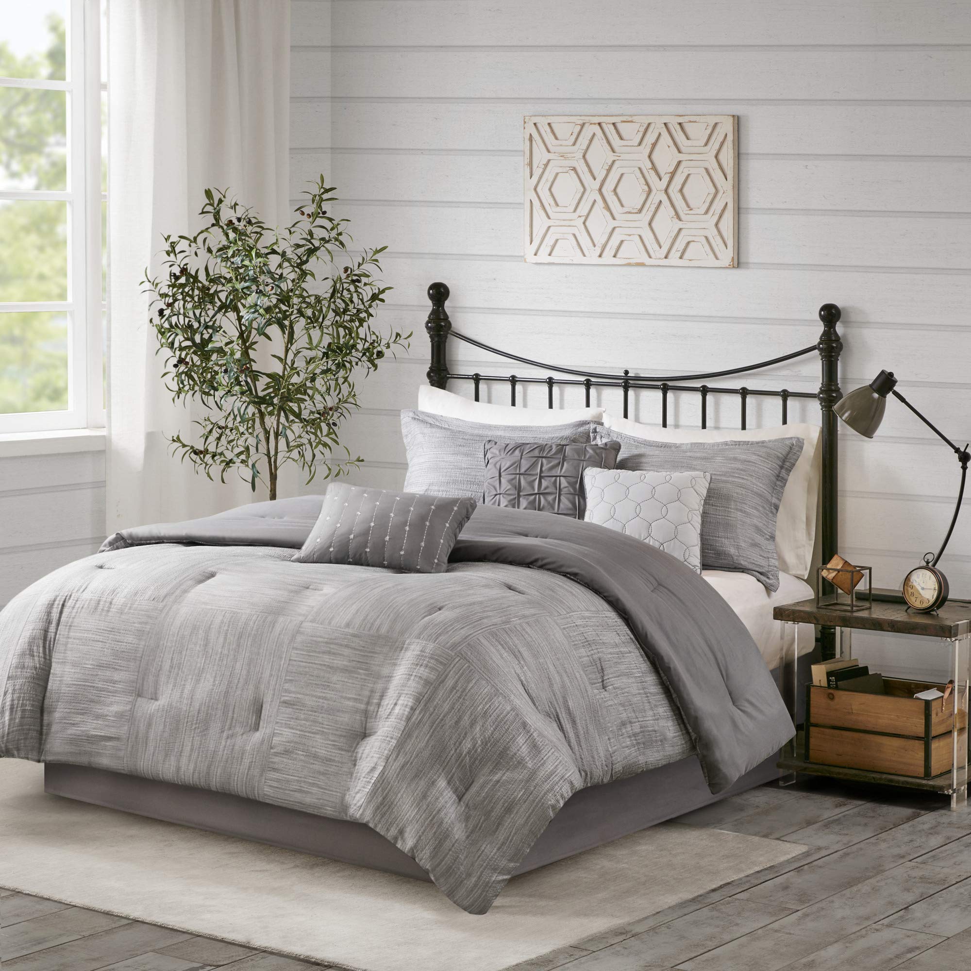 Madison Park Walter Microfiber Comforter Seersucker Print Modern Luxe All Season Down Alternative Bed Set with Bedskirt Matching Shams Decorative Pillows King(104x92) Grey 7 Piece|global研究所