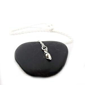 1 つのエンドウ豆ポッド チャーム ネックレス - スターリングシルバー ネックレス CY Design Studio One Pea Pod Charm Necklace- Sterling Silver Necklace|Glomarket
