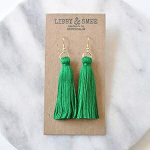 聖パトリックの日用の金メッキのイヤーワイヤーにエメラルドグリーンのタッセルイヤリング 長さ3インチ Libby & Smee Emerald Green Tassel Earrings on Gold-Plated Ear Wires for St Patrick's Day 3 Inches Long