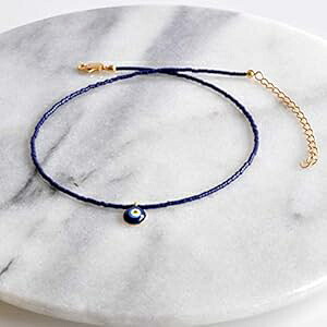 ネイビーブルーのビーズチョーカーネックレス、ゴールドの邪眼チャームと調節可能な留め具付き Libby & Smee Navy Blue Beaded Choker Necklace with Gold Evil Eye Charm and Adjustable Closure