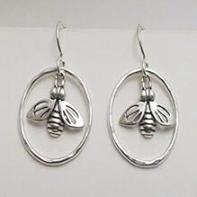手作りアルゲンチウム スターリング シルバー ハンマー フープ .925 ビー チャーム ダングル イヤリング Hand Fabricated Argentium Sterling Silver Hammered Hoops .925 Bee Charm Dangle Earrings