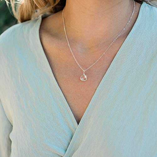 スターリングシルバーの小さなクリスタルクォーツティアドロップネックレス - 4月の誕生石 Luna Tide Tiny Crystal Quartz Teardrop Necklace in Sterling Silver - April Birthstone