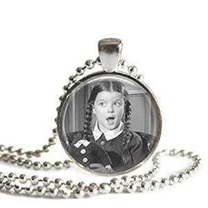 アダムスファミリー水曜日 アダムスと彼女の首なし人形 1 インチ シルバー メッキ ペンダント ネックレス The Spider's Parlor The Addams Family Wednesday Addams and Her Headless Doll 1 inch Silver Plated Pendant Necklace