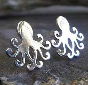 タコ ポスト イヤリング ポリッシュ スターリング シルバー スタッド ジュエリー。アメリカで手作りされています。 Poseidon\'s Booty Octopus post earrings polished sterling silver stud jewelry. Handmade in the USA.