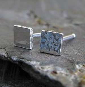小さなスクエア スタッド イヤリング ポリッシュ ハンマード スターリング シルバー ハンドメイド 米国製 Poseidon's Booty Tiny square stud earrings polished hammered sterling silver Handmade in the USA 9,283円