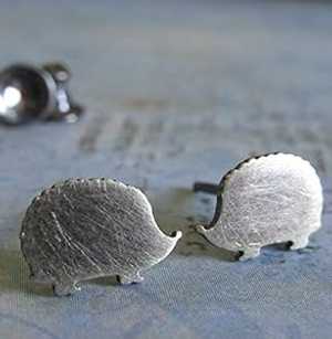 ハリネズミ スタッド ピアス アンティーク スターリング シルバー ハンドメイド 米国 Poseidon\'s Booty Hedgehog Stud Earrings Antiqued Sterling Silver Handmade in USA
