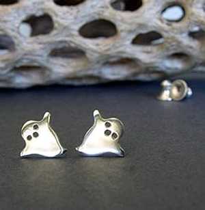 ハロウィンゴーストのスタッドピアス。ポリッシュ仕上げのスターリングシルバーのポストジュエリー。アメリカで手作りされています。 Poseidon's Booty Halloween ghost stud earrings. Polished sterling silver post jewelry. Handmade in the USA.｜Glomarket