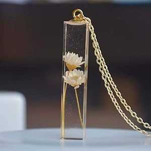 デイジー アイボリー 本物の花透明なキューブ樹脂ペンダント 18K ゴールド メッキ チェーン ロング ネックレス XDesign Daisy Ivory Real Flowers Transparent Cube Resin Pendant 18k Gold Plated Chain Long Necklace