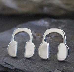 ヘッドフォンポリッシュスターリングシルバーのスタッドピアス。DJジュエリー。アメリカで手作りされています。 Poseidon's Booty Headphone polished sterling silver stud earrings. DJ jewelry. Handmade in the USA.