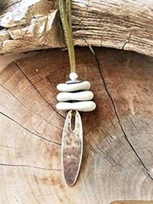 ハグストーンネックレス、ロングドロップシルバーペンダント、ウィッカフェアリーシーストーン Myera Jewelry Hag Stone Necklace with Long Drop Silver Pendant, Wiccan Fairy Sea Stone