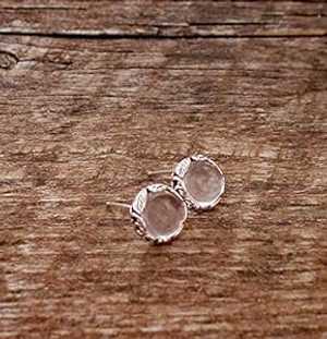 リサイクルヴィンテージクリアミルクボトルスターリングシルバーボタニカルコレクションスタッドピアス Bottled Up Designs Recycled Vintage Clear Milk Bottle Sterling Silver Botanical Collection Stud Earrings