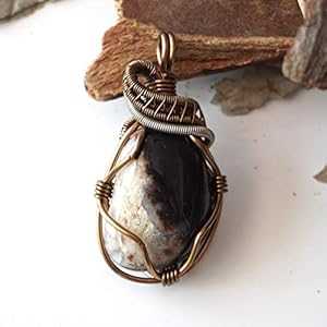 生のサードニクス クリスタル ペンダント - 24 インチ アンティーク ブロンズ ネックレス - 彼と彼女へのギフト Designs by Nature Gems Raw Sardonyx Crystal Pendant - 24 Inch Antique Bronze Necklace - Gift for Him and Her