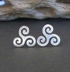 Triskele ケルト スタッド ピアス ブラッシュド スターリング シルバー ハンドメイド 米国製 Poseidon's Booty Triskele Celtic Stud Earrings Brushed Sterling Silver Handmade in USA｜Glomarket