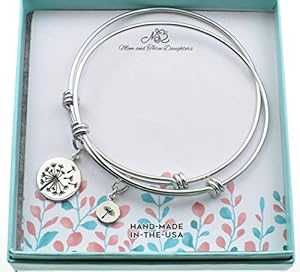 スターリングシルバーのタンポポチャームが付いたシルバーステンレススチールの母娘バングルブレスレット。 Mom & Three Daughters Mother Daughter bangle bracelets in silver stainless steel with sterling silver dandelion charms.