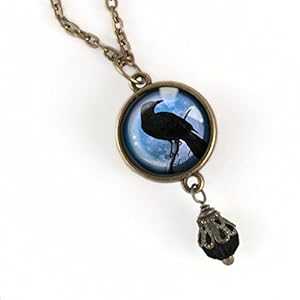 パープルムーンペンダントネックレスの上にレイヴンまたはカラスのシルエット The Divine Iguana Raven or Crow silhouette over purple moon pendant necklace
