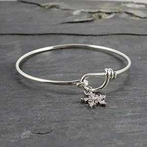 クリスタル スノーフレーク シルバー メタル バングル ブレスレット ジュエリー ギフト 女性用 Designed by Stacey Jewelry, LLC Crystal Snowflake Silver Metal Bangle Bracelet Jewelry Gift for Women