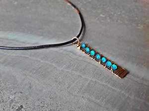 ブルー Welo オパール ワイヤーラップ ワイヤーラップ ボヘミアンスタイル 銅とゴールドバー ペンダント ネックレス Curious Creations Blue Welo Opal Wire Wrapped Wire Wrapped Boho Style Copper and Gold Bar Pendant Necklace