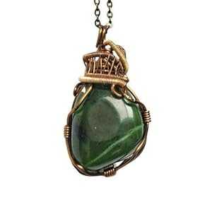 生グリーン BC 翡翠クリスタル ペンダント - ゴールドとブロンズ - 24 インチ ネックレス - お母さんへのギフト Designs by Nature Gems Raw Green BC Jade Crystal Pendant - Gold and Bronze - 24 inch Necklace - Gift for Mom