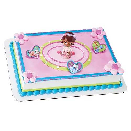 DecoSet DocMcStuffin ケーキトッパー、ドクとランビーのフィギュア付き 4 点セット、共有可能なリング、ケーキやカップケーキの素晴らしいパーティーデコレーションを作成します。 DecoPac DecoSet Doc McStuffins Doc & Lambie Cake Toppers, 4-Piece Set