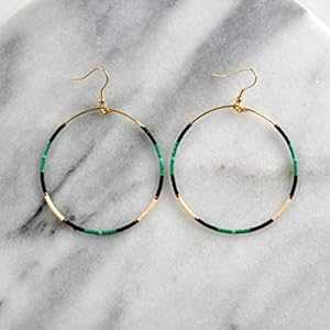 ビッググリーンブラックホワイトビーズフープラウンドイヤリングゴールドフック女の子旅行ギフト Libby & Smee Big Green Black White Beaded Hoop Round Earrings on Gold Hooks Girls Trip Gift｜Glomarket