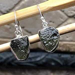 ナチュラル グリーン チェコ共和国 モルダバイト 925 ソリッド スターリング シルバー イヤリング 30mm Natural Rocks by Kala Natural Green Czech Republic Moldavite 925 Solid Sterling Silver Earrings 30mm｜Glomarket