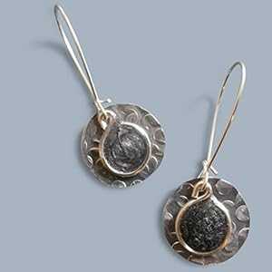 Bettina 手作り軽量シルバー ブラック ラウンド メタリック スモール ディスク レディース ドロップ イヤリング ビーズ Handmade Lightweight Silver Black Round Metallic Small Disc Womens Drop Earrings Beads by Bettina