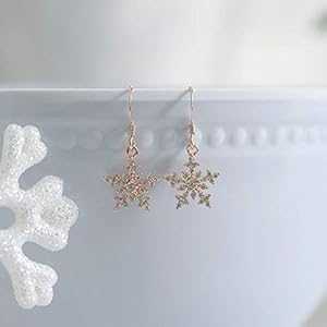 キラキラクリスタルスノーフレークローズゴールドメタルイヤリングジュエリーギフト姉妹へ Designed by Stacey Jewelry, LLC Sparkly Crystal Snowflake Rose Gold Metal Earrings Jewelry Gift for Sister｜Glomarket