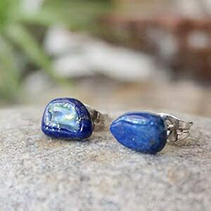 生のラピスラズリ クリスタル イヤリング - 5 ~ 10 mm スターリング シルバー 低刺激性スタッド Designs by Nature Gems Raw Lapis Lazuli Crystal Earrings - 5-10mm Sterling Silver Hypoallergenic Studs|Glomarket