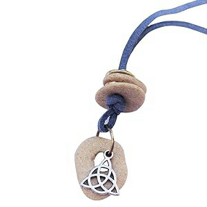 ケルトノットハグストーンネックレス、トリニティホーリーネックレス、天然魔女のお守り付き Generic Celtic Knot Hag Stone Necklace, Trinity Holy Necklace with Natural Witches Amulet