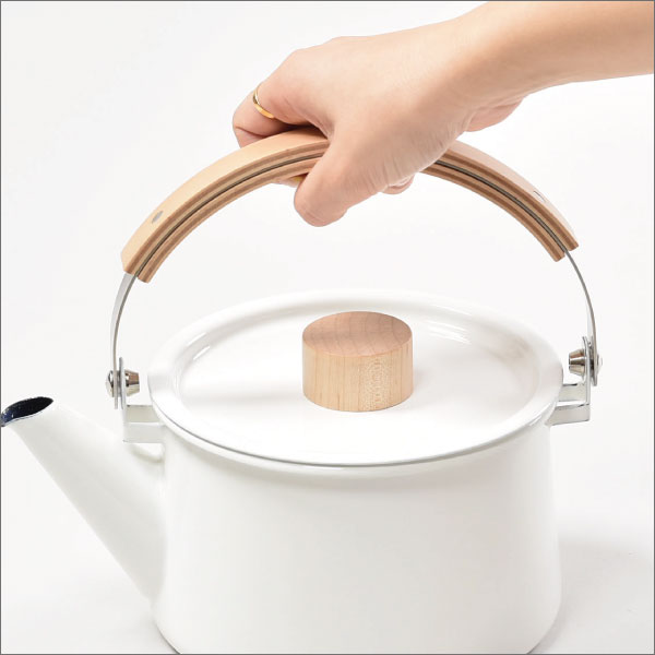 日本製 Kaico 1 45l Ih対応 おしゃれ お茶 かわいい やかん オシャレ カイコ ガス キッチン キッチングッズ キッチン用品 キッチン雑貨 ギフト ケトル コーヒー デザイナー小泉誠 ナチュラル ホワイト ホーロー ポット 北欧 天然木 急須 琺瑯 白 白湯 直火対応 薬缶 調理