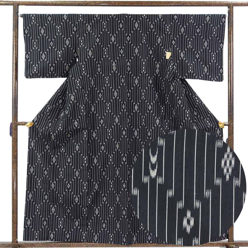 【中古】紬 リサイクル着物 身丈160cm 裄66cm 前幅25.5cm 後幅30cm 袖丈47cm 袖幅34cm レディース 袷 縦縞 裄長 裄M-Lサイズ 秋冬春用 正絹（シルク）ブラック 美品 リメイク リユース