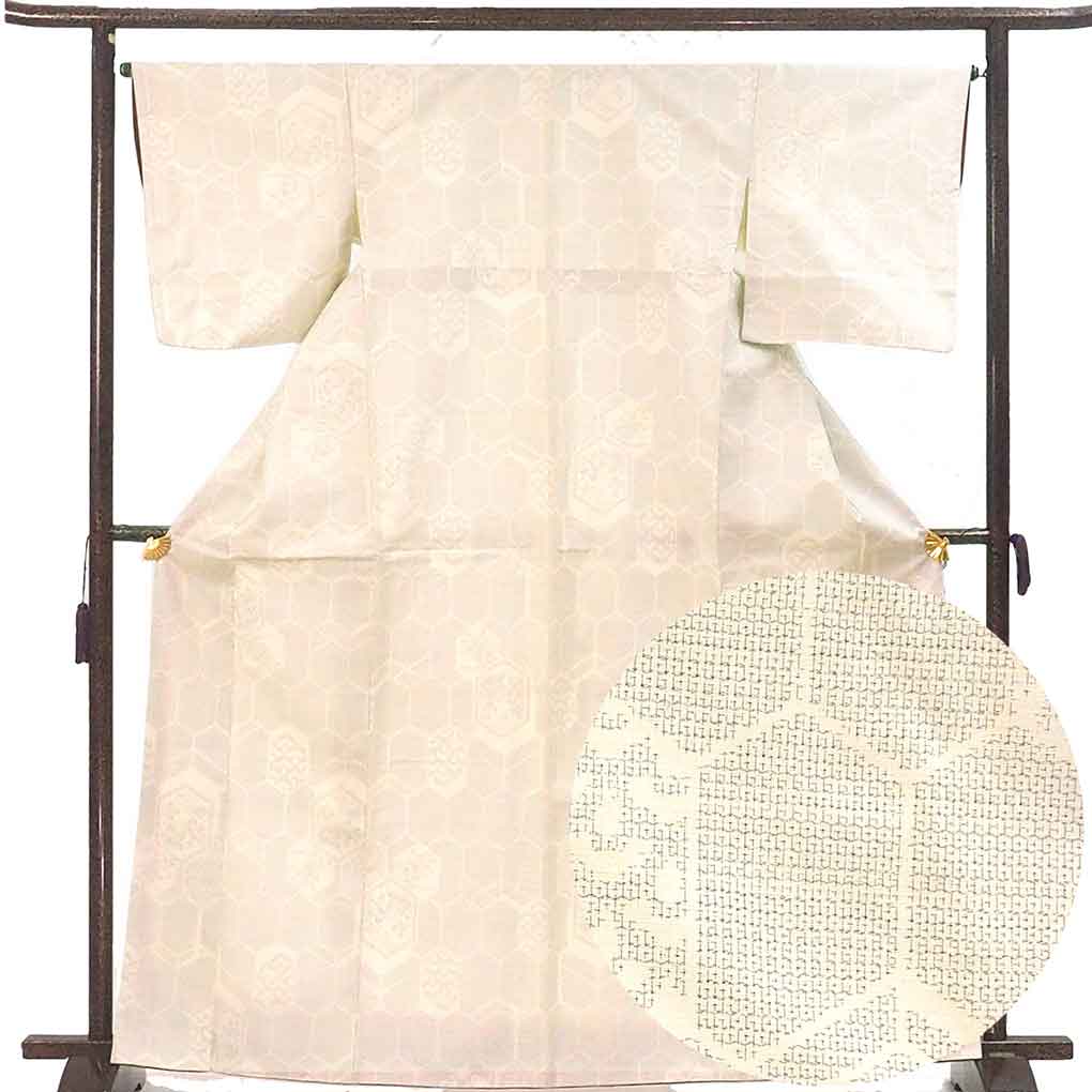【中古】紬 リサイクル着物 身丈165cm 裄65cm 前幅23cm 後幅30.5cm 袖丈49cm 袖幅33cm レディース 袷 亀甲 裄Mサイズ 秋冬春用 正絹（シルク）ホワイト トールサイズ 美品 リメイク リユース