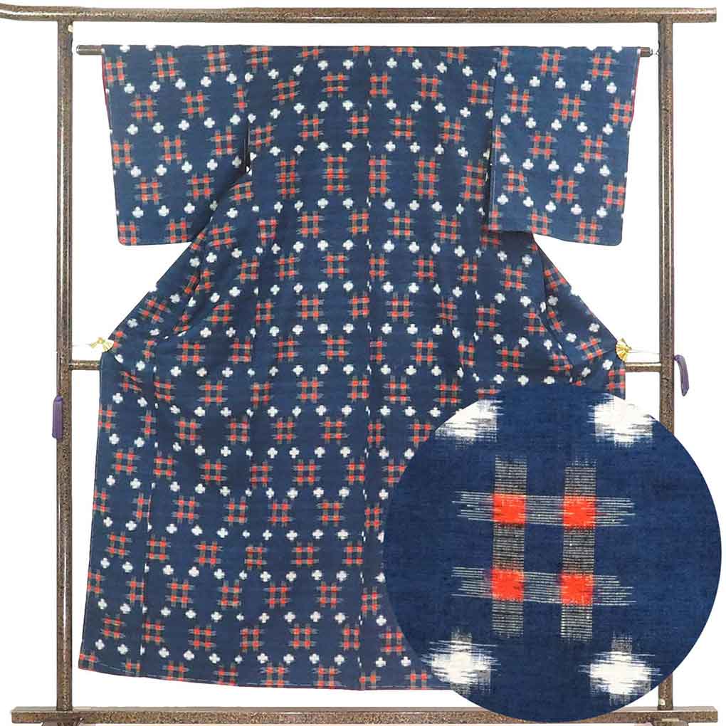 【中古】紬 リサイクル着物 身丈154cm 裄63cm 前幅23.5cm 後幅29cm 袖丈49cm 袖幅32.5cm レディース 袷 絣模様 裄Mサイズ 秋冬春用 正絹（シルク）紺地 未使用品 リメイク リユース