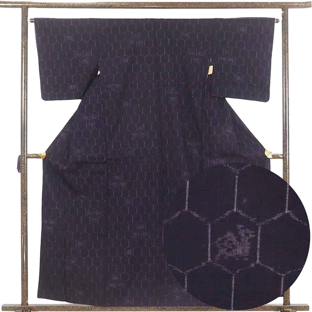 【中古】紬 リサイクル着物 身丈160cm 裄65cm 前幅22.5cm 後幅30cm 袖丈47cm 袖幅32cm レディース 袷 亀甲 裄Mサイズ 秋冬春用 正絹（シルク） パープル やや難 リメイク リユース