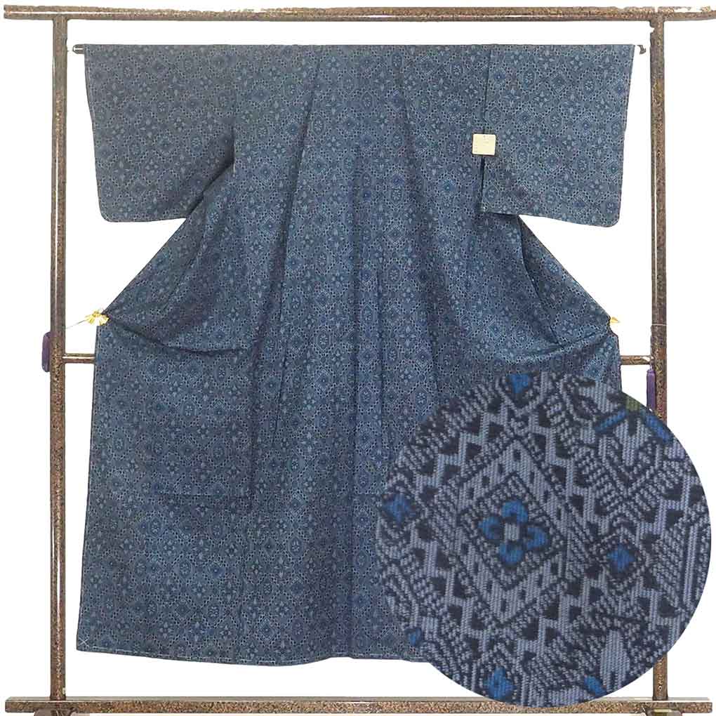 【中古】紬 リサイクル着物 身丈151cm 裄65cm 前幅23.5cm 後幅31cm 袖丈45cm 袖幅33cm レディース 袷 裄Mサイズ 秋冬春用 正絹（シルク）黒地 未使用品 リメイク リユース