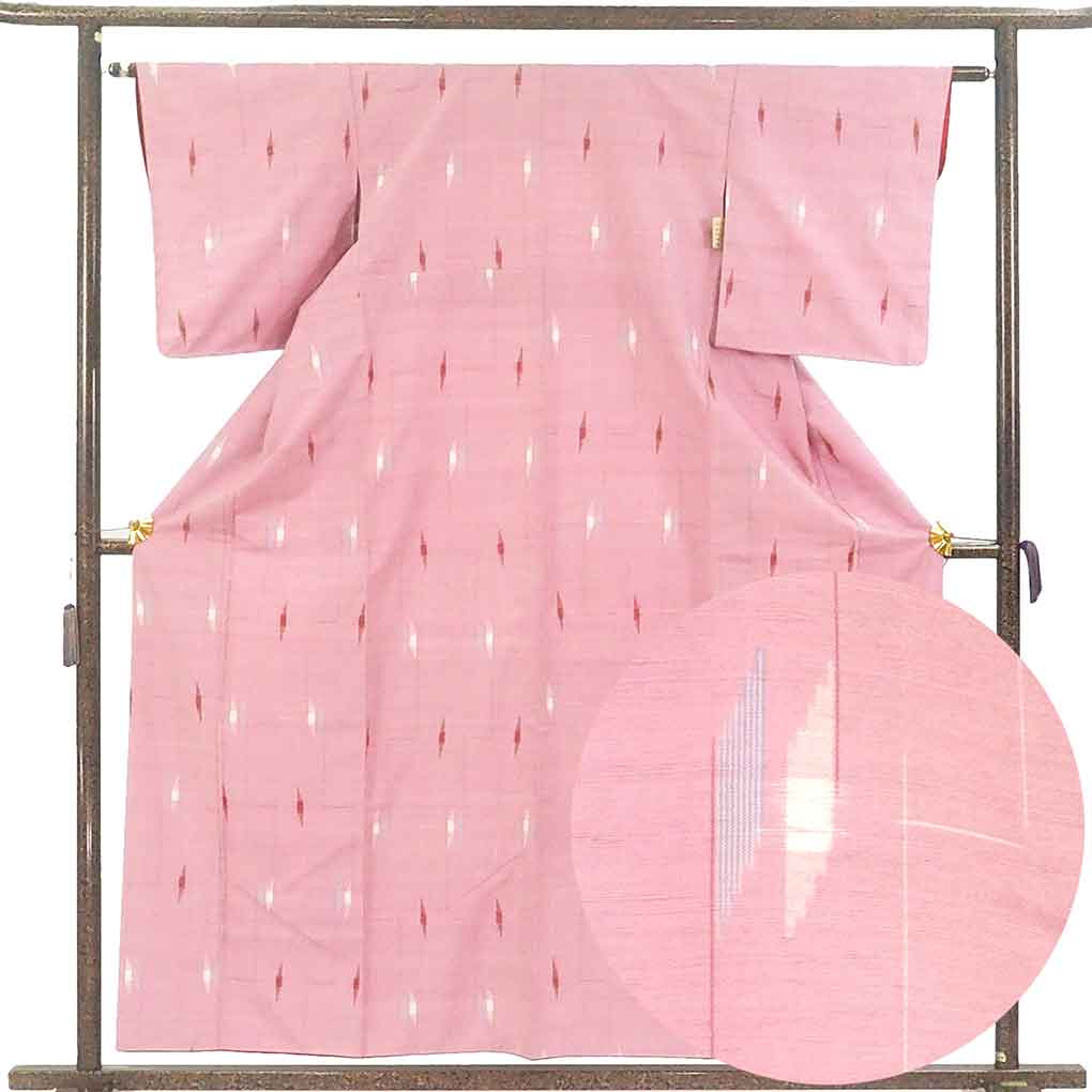 【中古】紬 リサイクル着物 身丈158cm 裄62cm 前幅23cm 後幅28cm 袖丈49cm 袖幅32cm レディース 袷 連続模様 裄Sサイズ 秋冬春用 正絹（シルク）ピンク 未使用品 リメイク リユース
