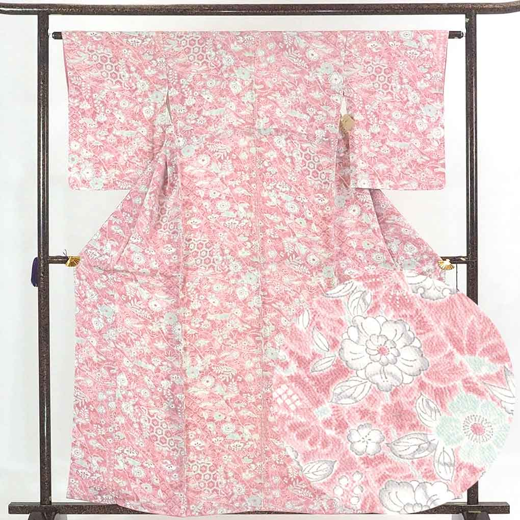 【中古】小紋 リサイクル着物 身丈160cm 裄63cm 前幅24cm 後幅28cm 袖丈52cm 正絹（シルク） レディース 袷仕立 秋冬春用 ピンク地 裄Mサイズ 未使用品 リユース｜リサイクル着物 呉服のきくや