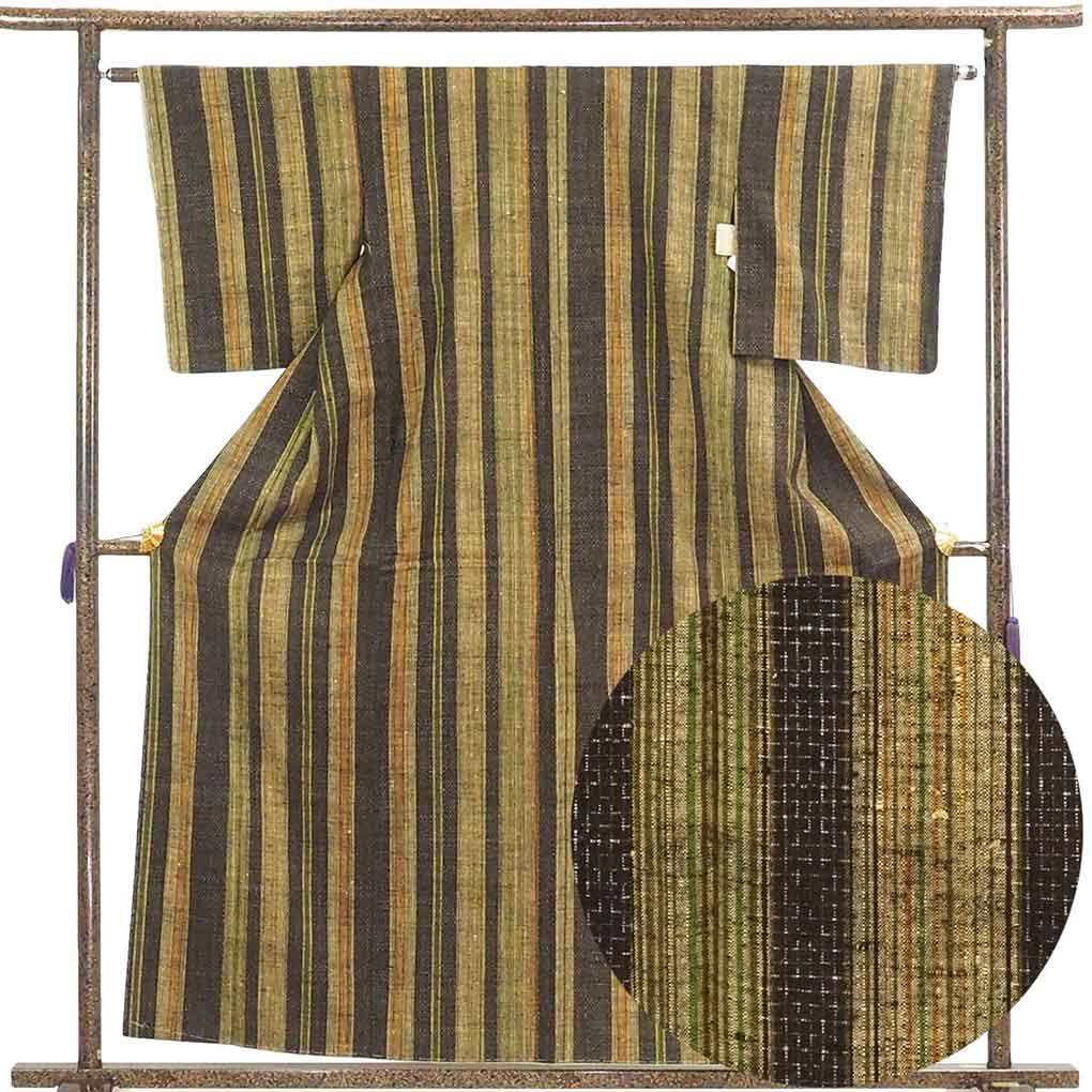 【中古】紬 リサイクル着物 身丈158cm 裄63cm 前幅23.5cm 後幅28cm 袖丈49cm 袖幅33cm レディース 袷 縞 裄Mサイズ 秋冬春用 正絹（シルク）黒地 やや難 リメイク リユース