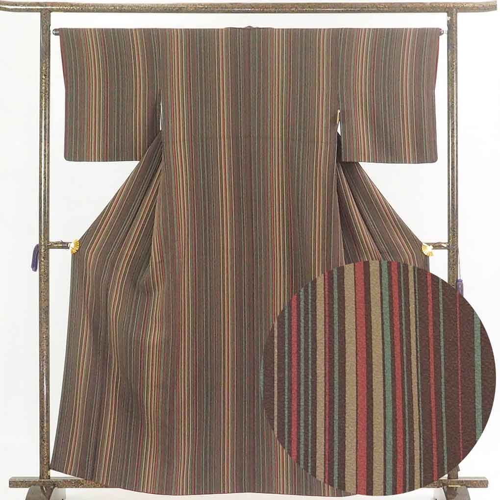 【中古】小紋 リサイクル着物 身丈160cm 裄64cm 前幅26.5cm 後幅30cm 袖丈47cm 正絹（シルク） レディース 袷仕立 縞 秋冬春用 茶色 裄Mサイズ 美品 リユース