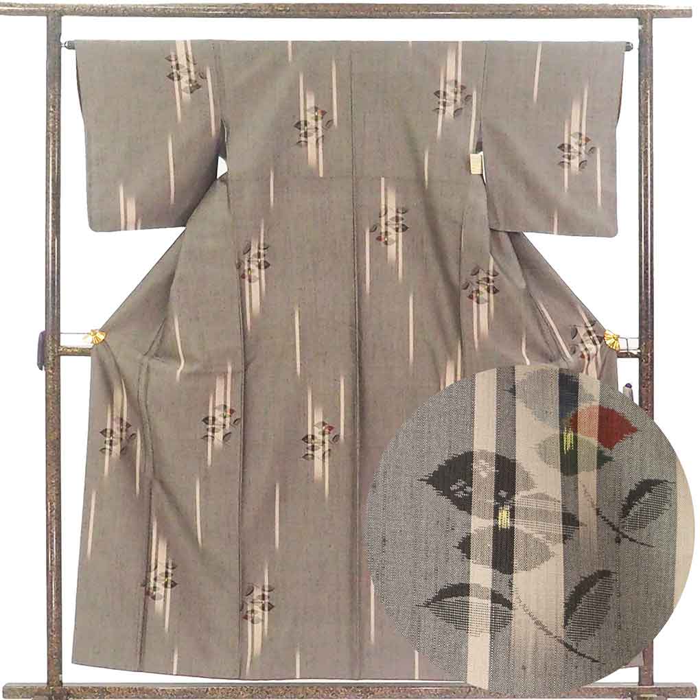 【中古】紬 リサイクル着物 身丈158cm 裄65cm 前幅24.5cm 後幅29cm 袖丈49cm 袖幅32.5cm レディース 袷 花柄 裄Mサイズ 秋冬春用 正絹（シルク）グレー 美品 リメイク リユース｜リサイクル着物 呉服のきくや 9,900円
