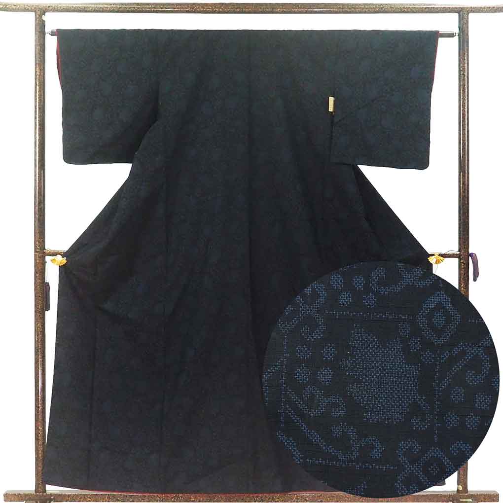 【中古】紬 リサイクル着物 身丈159cm 裄63cm 前幅25cm 後幅30cm 袖丈49cm 袖幅32.5cm レディース 袷 連続模様 裄Mサイズ 秋冬春用 正絹（シルク）ネイビー やや難 大島紬 リメイク リユース