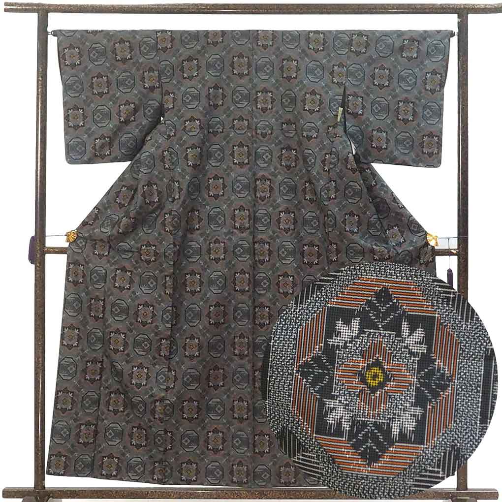 【中古】紬 リサイクル着物 身丈158cm 裄65cm 前幅24cm 後幅30cm 袖丈48cm 袖幅33cm レディース 袷 連続模様 裄Mサイズ 秋冬春用 正絹（シルク）ブラック やや難 リメイク リユース