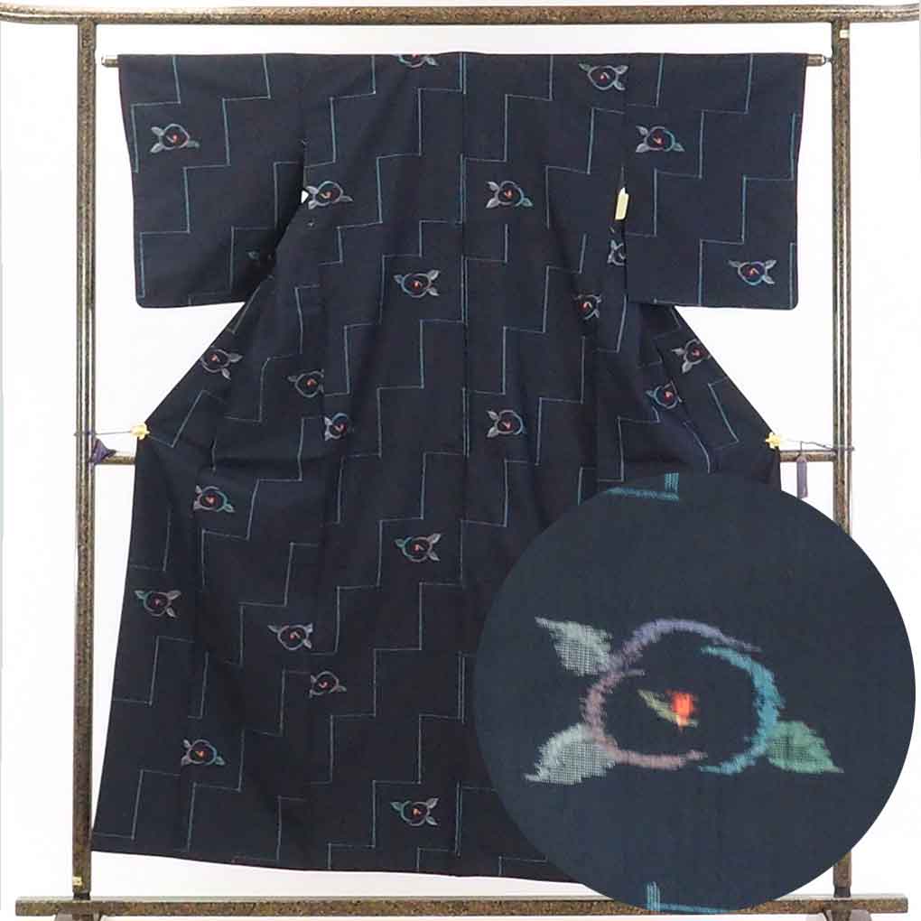 【中古】紬 リサイクル着物 身丈157cm 裄64cm 前幅24.5cm 後幅30cm 袖丈49cm 正絹（シルク） レディース 袷仕立 秋冬春用 紺地 裄Mサイズ 美品 リユース｜リサイクル着物 呉服のきくや