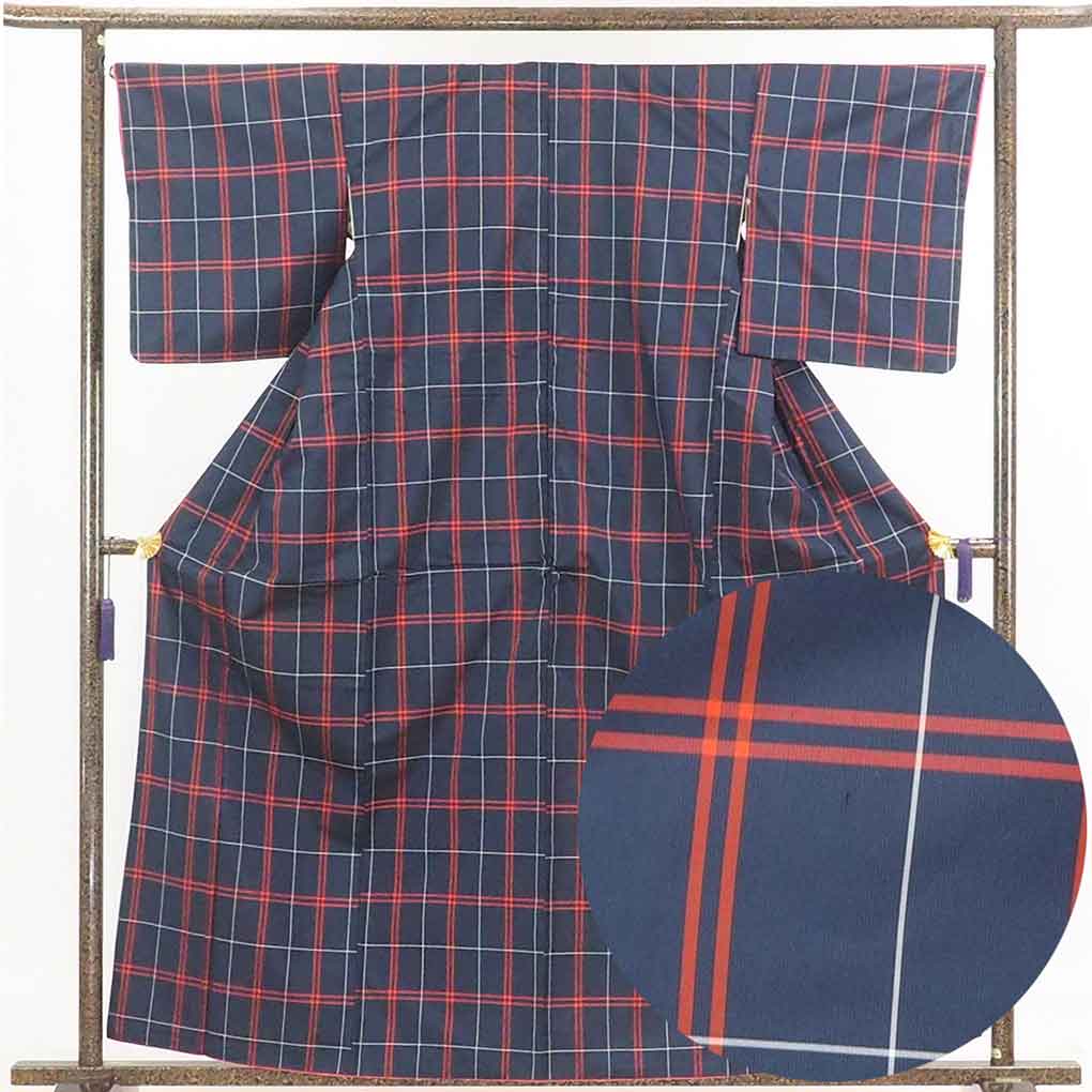 【中古】紬 リサイクル着物 身丈161cm 裄66cm 前幅24cm 後幅30cm 袖丈49cm 正絹（シルク） レディース 袷仕立 格子 秋冬春用 紺地 裄Mサイズ 美品 リユース｜リサイクル着物 呉服のきくや