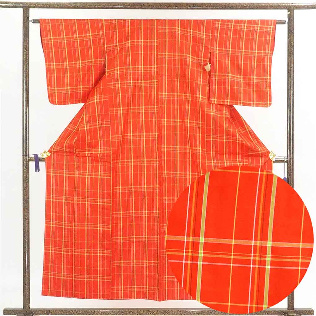 【中古】紬 リサイクル着物 身丈155cm 裄62.5cm 前幅22.5cm 後幅29cm 袖丈49cm 正絹（シルク） レディース 袷仕立 格子 秋冬春用 赤地 裄Sサイズ 未使用品 リユース 4,598円