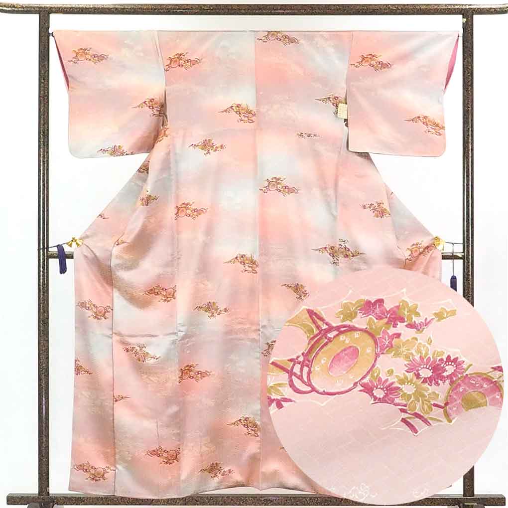 【中古】小紋 リサイクル着物 身丈158cm 裄66cm 前幅23cm 後幅29cm 袖丈44cm 正絹（シルク） レディース 袷仕立 秋冬春用 ピンク地 裄Mサイズ リユース