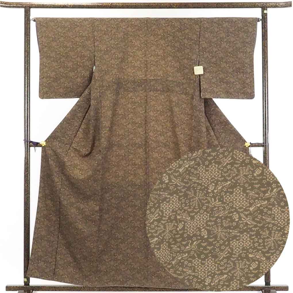 【中古】小紋 リサイクル着物 身丈160cm 裄65cm 前幅24.5cm 後幅30cm 袖丈49cm 正絹（シルク） レディース 袷仕立 秋冬春用 茶色 裄Mサイズ 美品 リユース