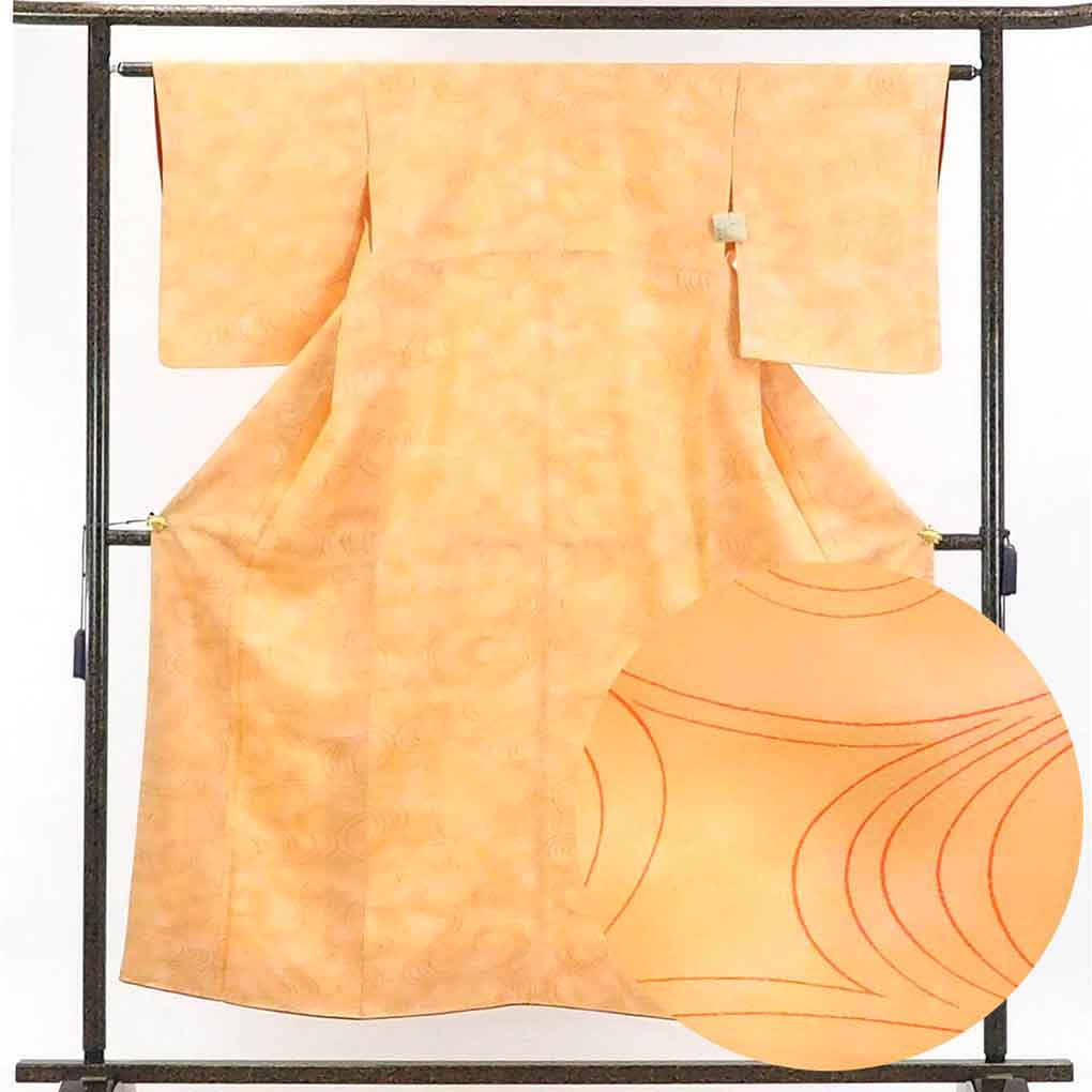 【中古】小紋 リサイクル着物 身丈152cm 裄62cm 前幅23.5cm 後幅29cm 袖丈49cm 正絹（シルク） レディース 袷仕立 秋冬春用 オレンジ地 裄Sサイズ 美品 リユース｜リサイクル着物 呉服のきくや