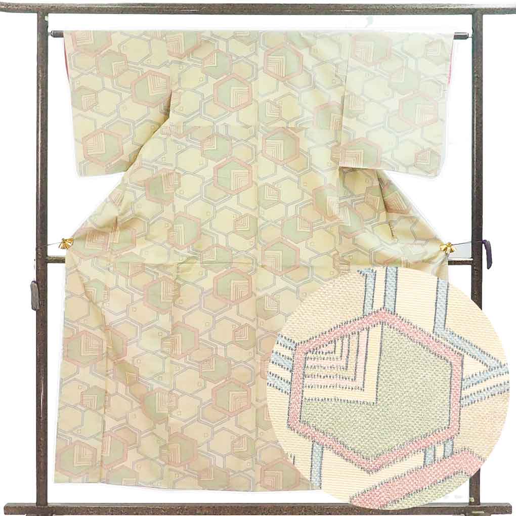 【中古】紬 リサイクル着物 身丈156cm 裄63cm 前幅23cm 後幅29cm 袖丈49cm 袖幅32cm レディース 袷 亀甲 裄Mサイズ 秋冬春用 正絹（シルク）ベージュ 未使用品 リメイク リユース