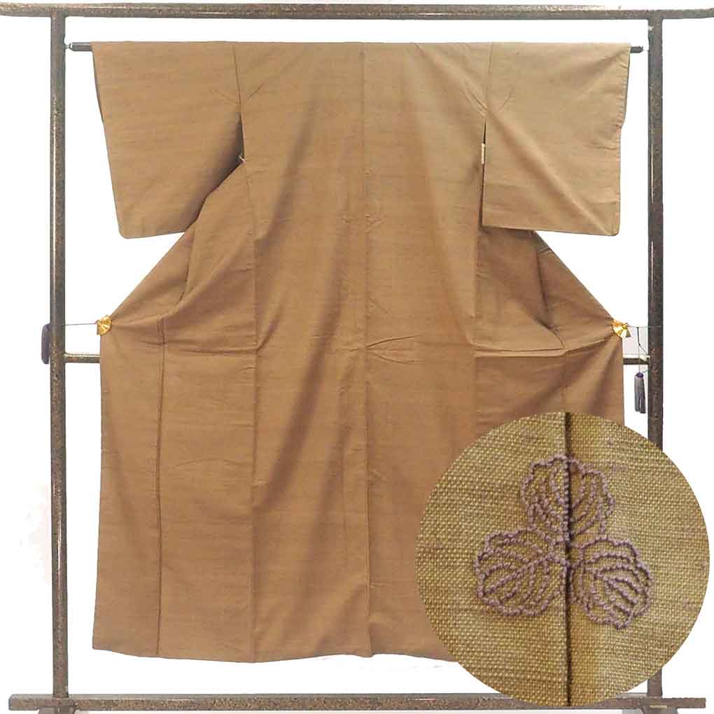 【中古】紬 リサイクル着物 身丈153cm 裄63cm 前幅22.5cm 後幅28cm 袖丈48cm 袖幅32cm レディース 袷 無地 裄Mサイズ 秋冬春用 正絹（シルク）ブラウン 美品 リメイク リユース
